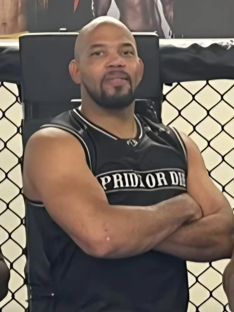 Frédéric, professeur au Dojo Villecresnois, encadre la séance de taïso